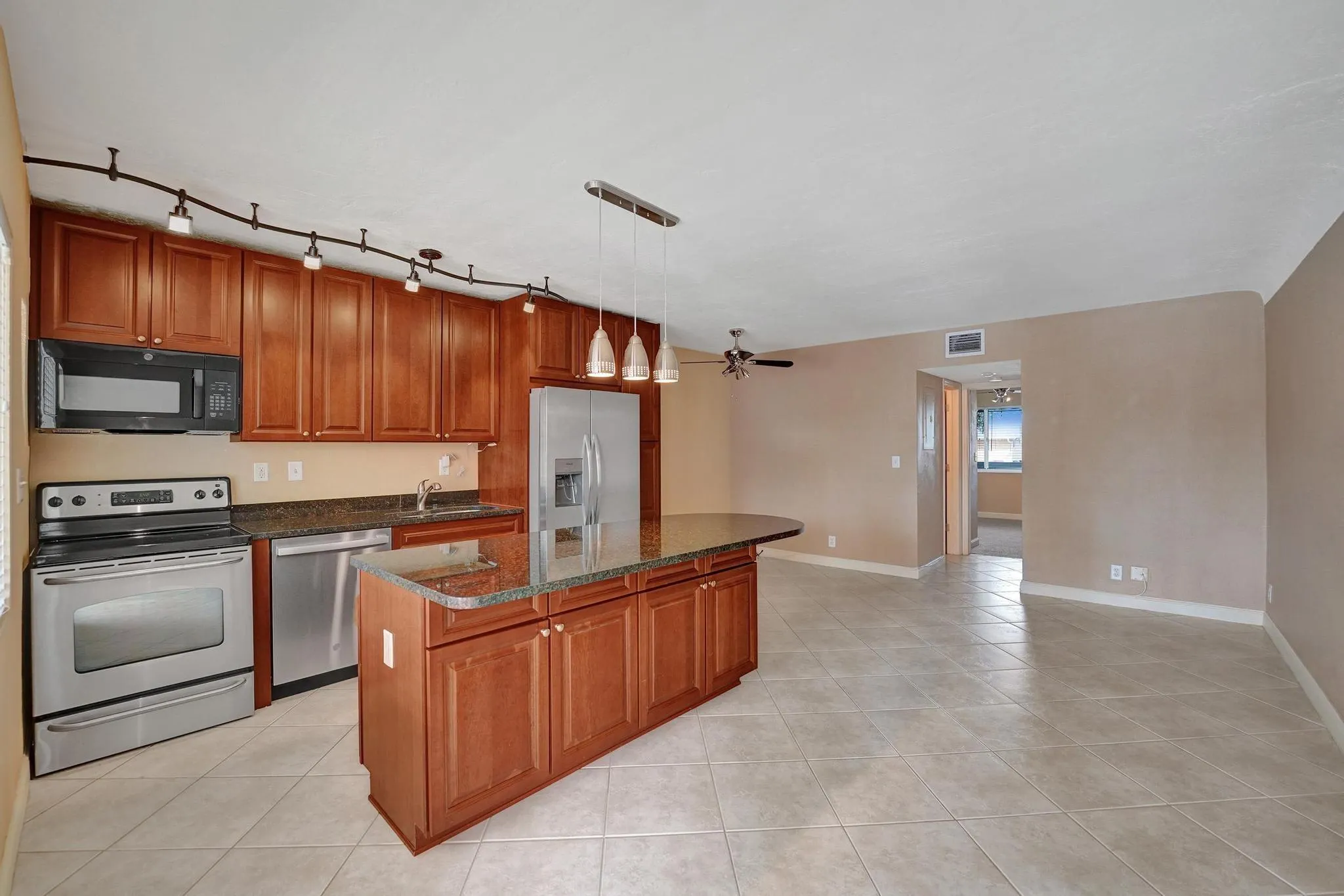 2895 NE 32nd St, #206