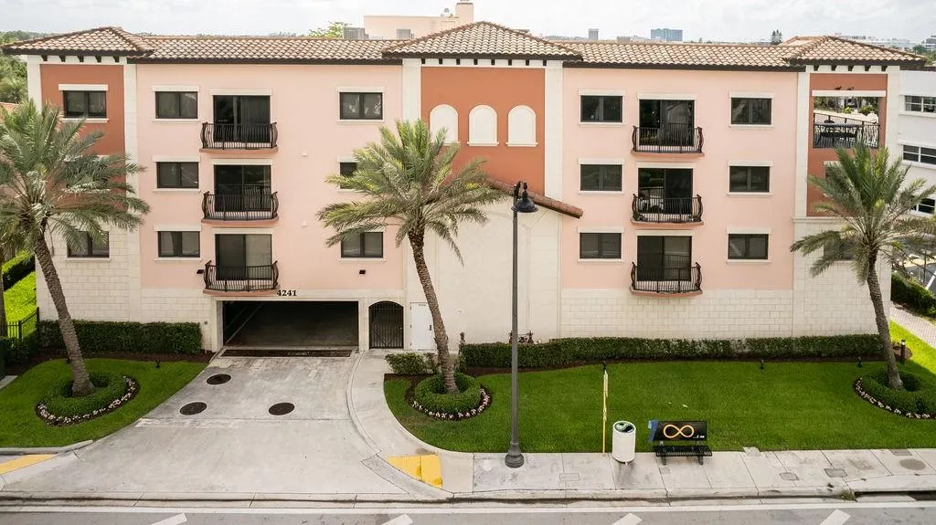 4241 N OCEAN BLVD, #102