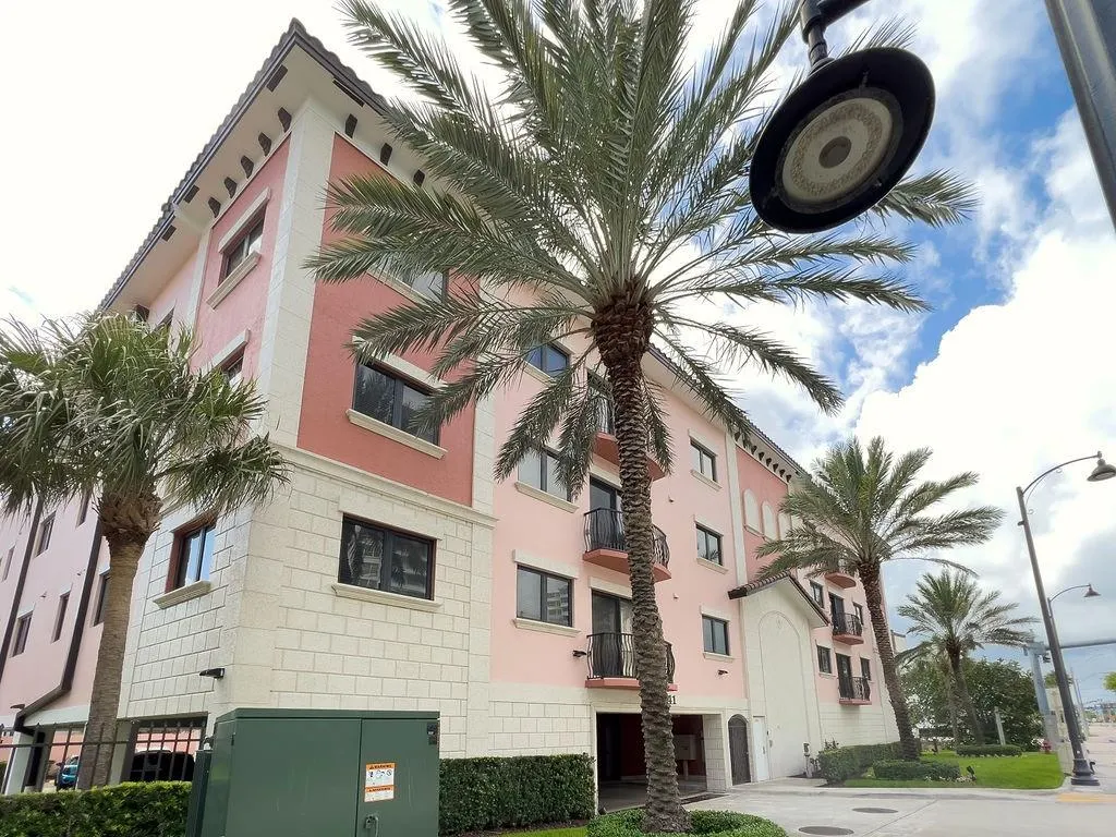 4241 N OCEAN BLVD, #102