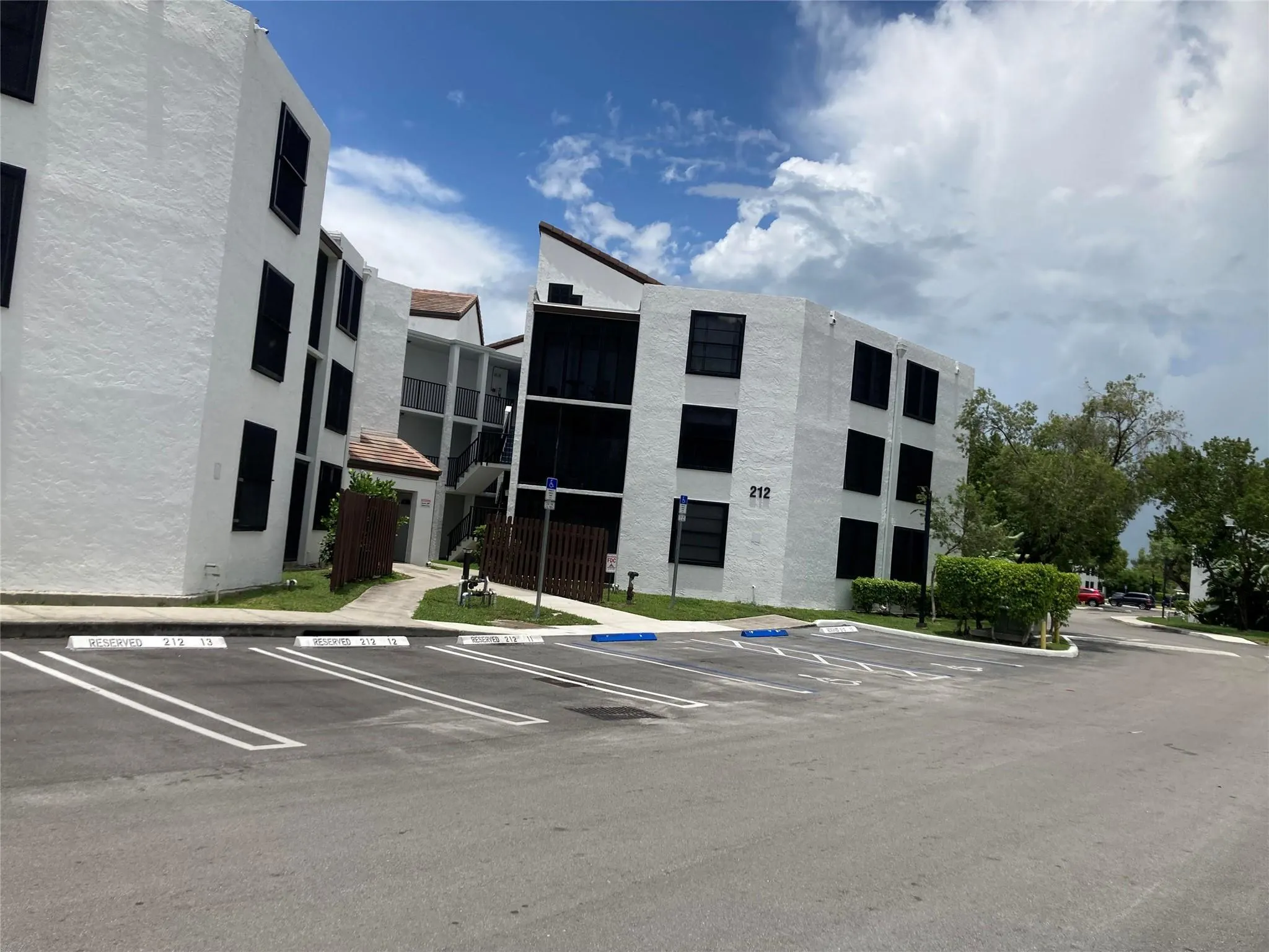 212 Lake Pointe Dr, #313