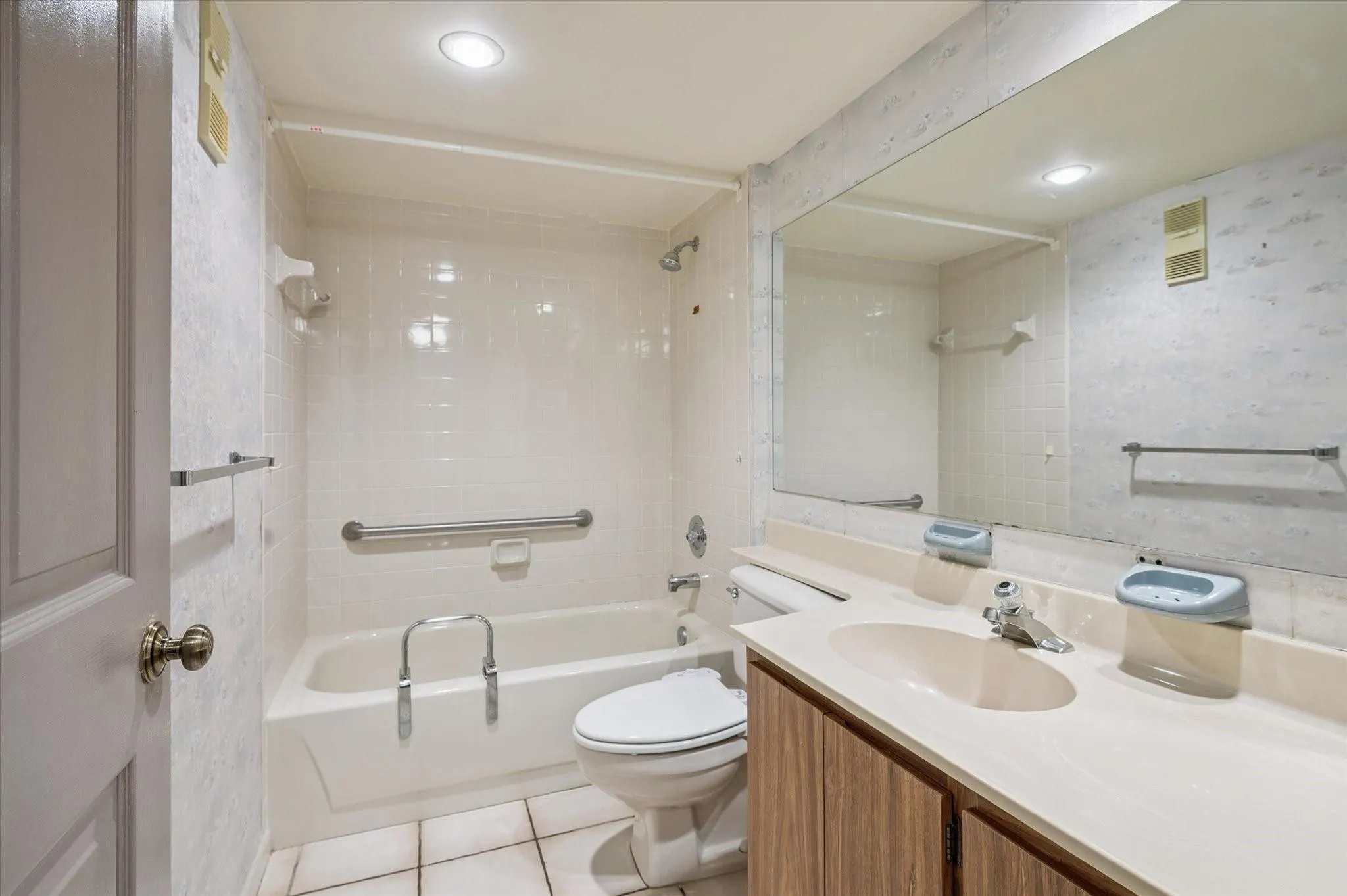 1502 Whitehall Dr, #201