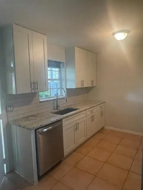 806 NE 23 Drive, #B-REAR