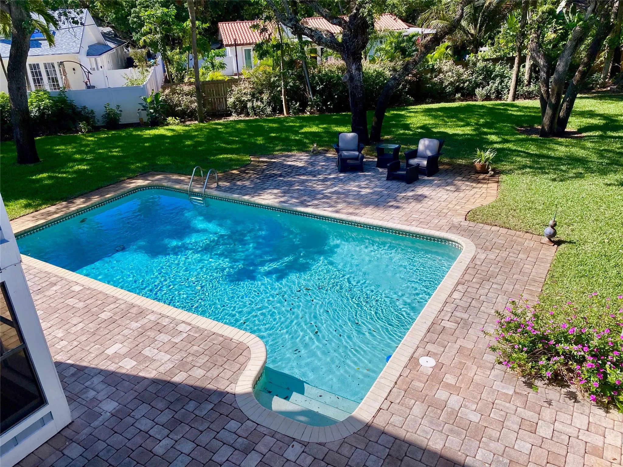 902 Holoma Dr