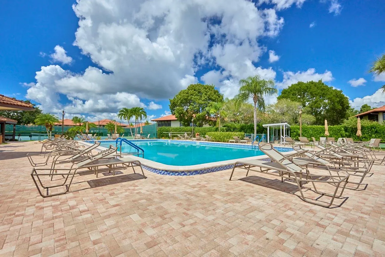 391 SW South River Dr, #203