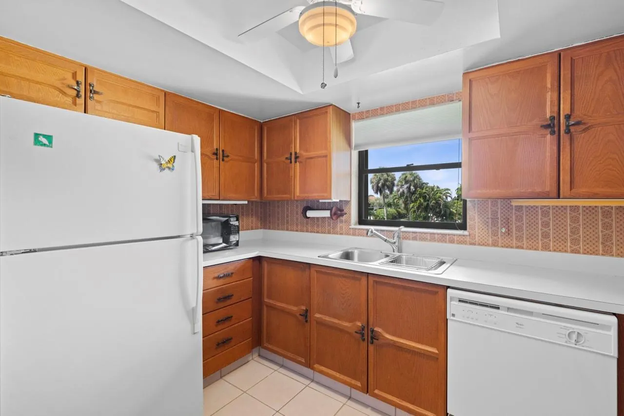 391 SW South River Dr, #203