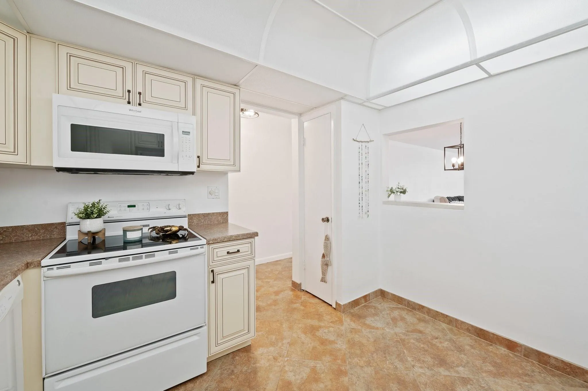 1050 Hillsboro Mile, #203W