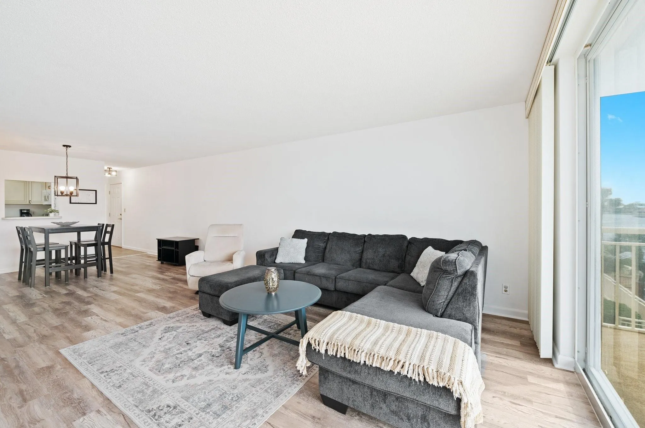 1050 Hillsboro Mile, #203W