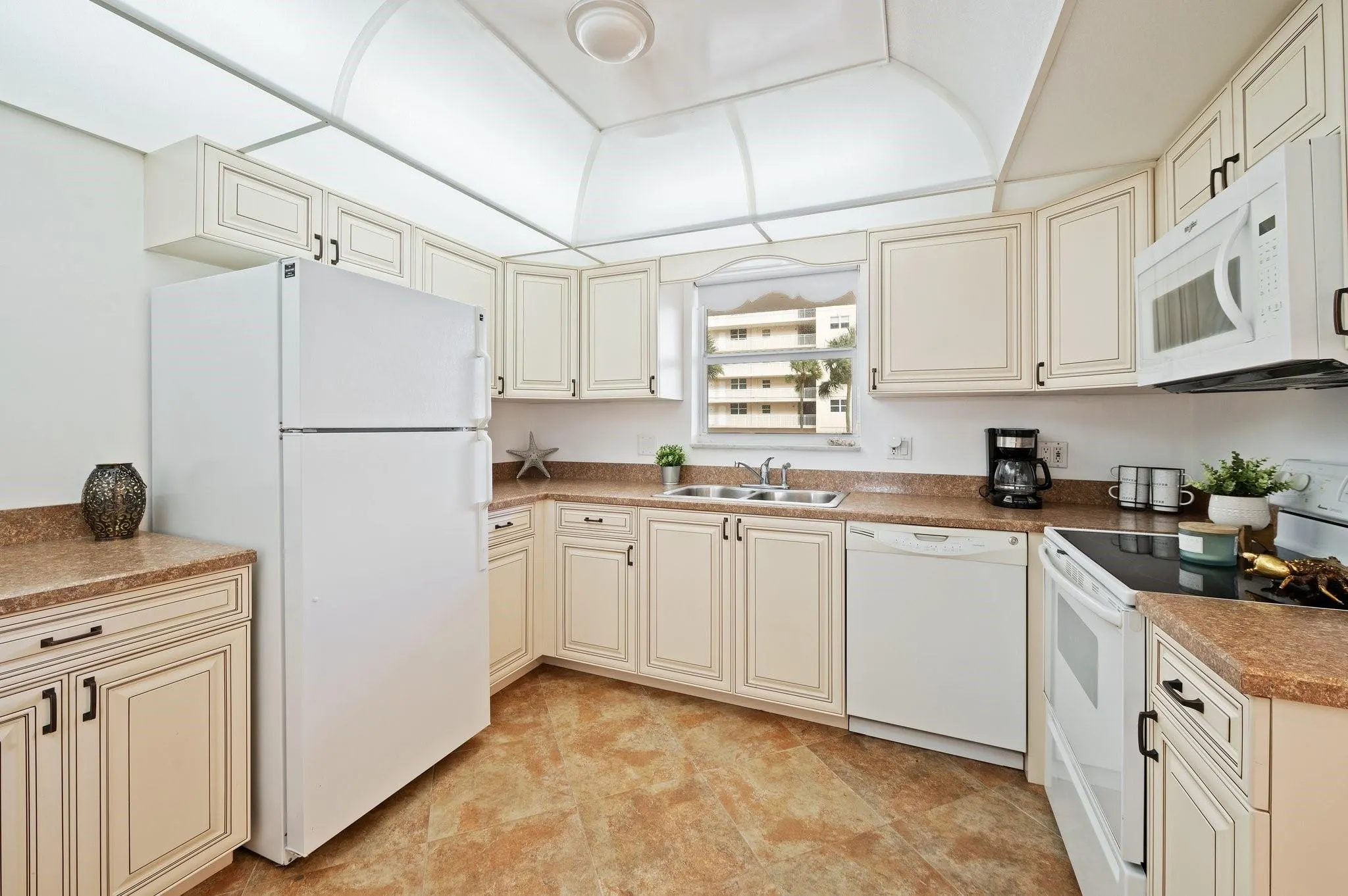1050 Hillsboro Mile, #203W