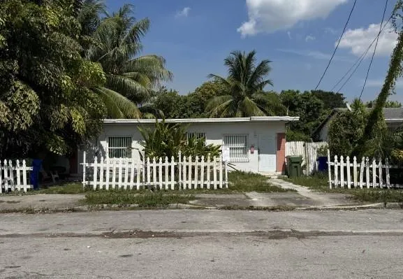 5631 NW 5th Ct