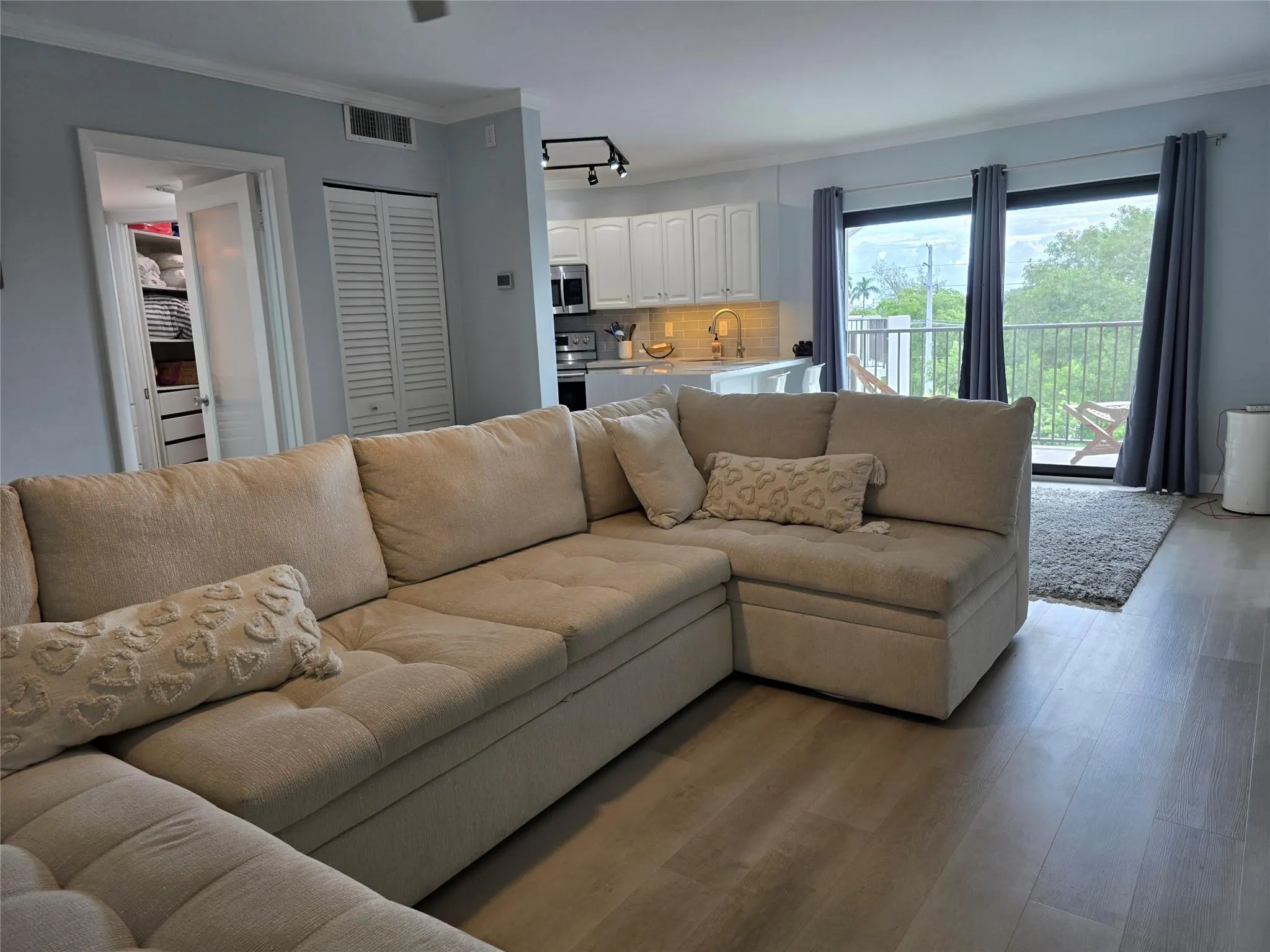 900 River Reach Dr, #517