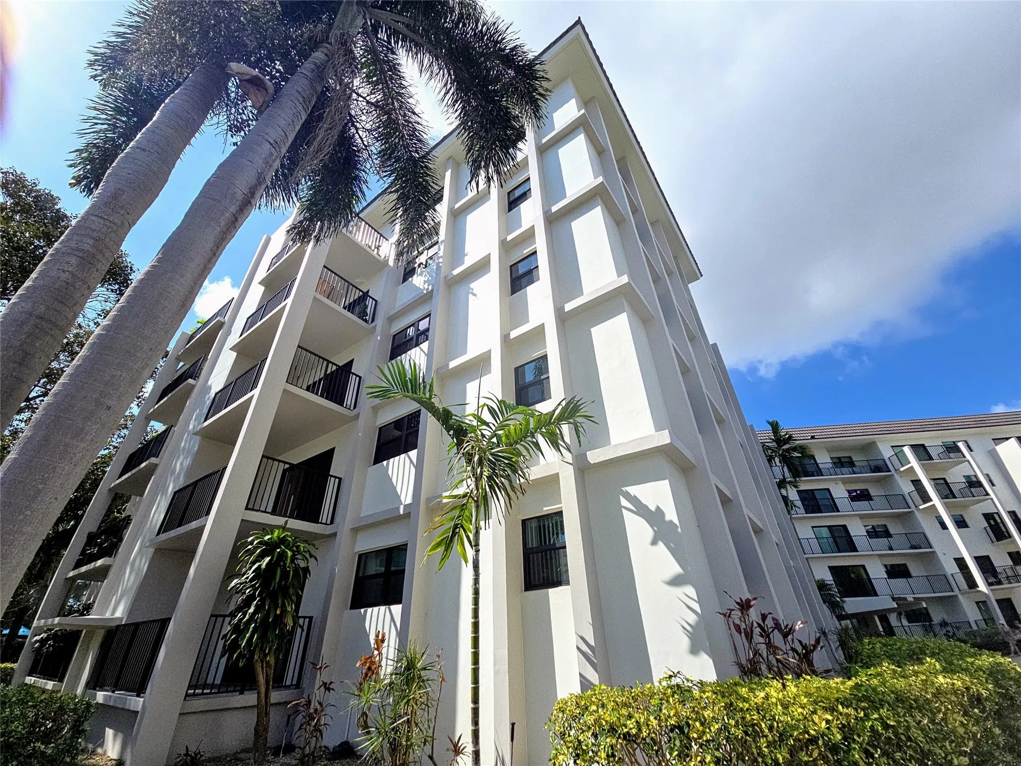 900 River Reach Dr, #517