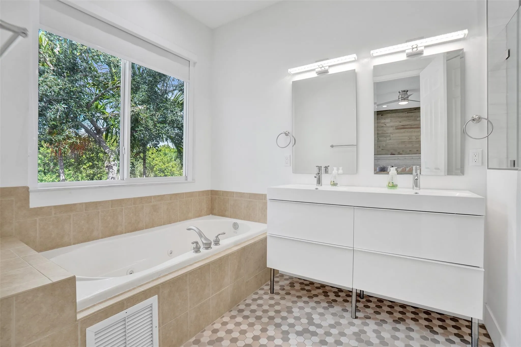 121 SE 7th Ave, #121