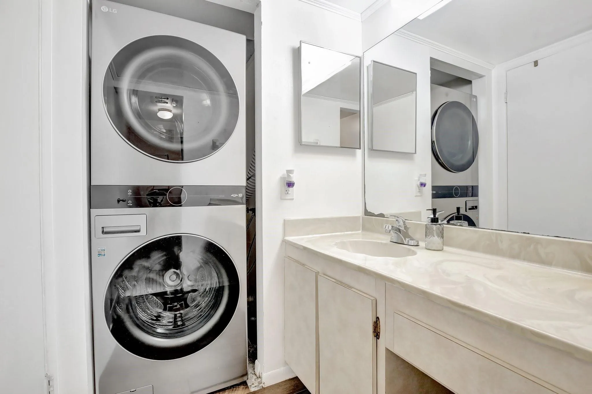400 Commodore Dr, #313