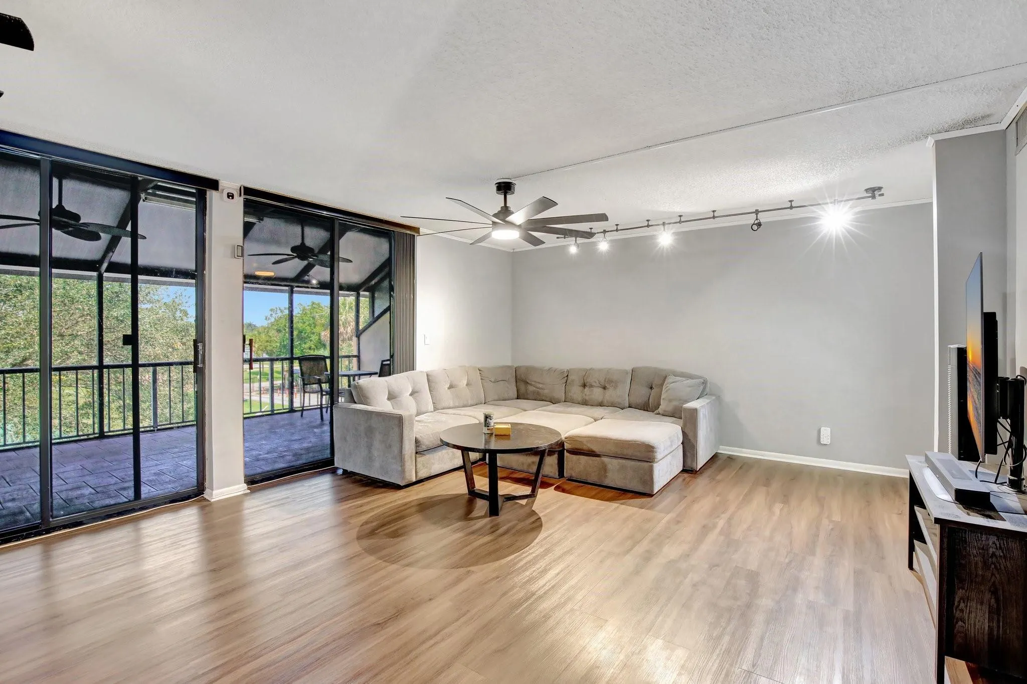 400 Commodore Dr, #313