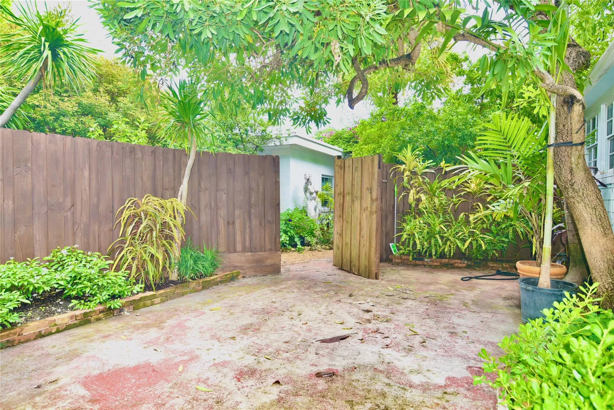 1121 NE 1st Ave