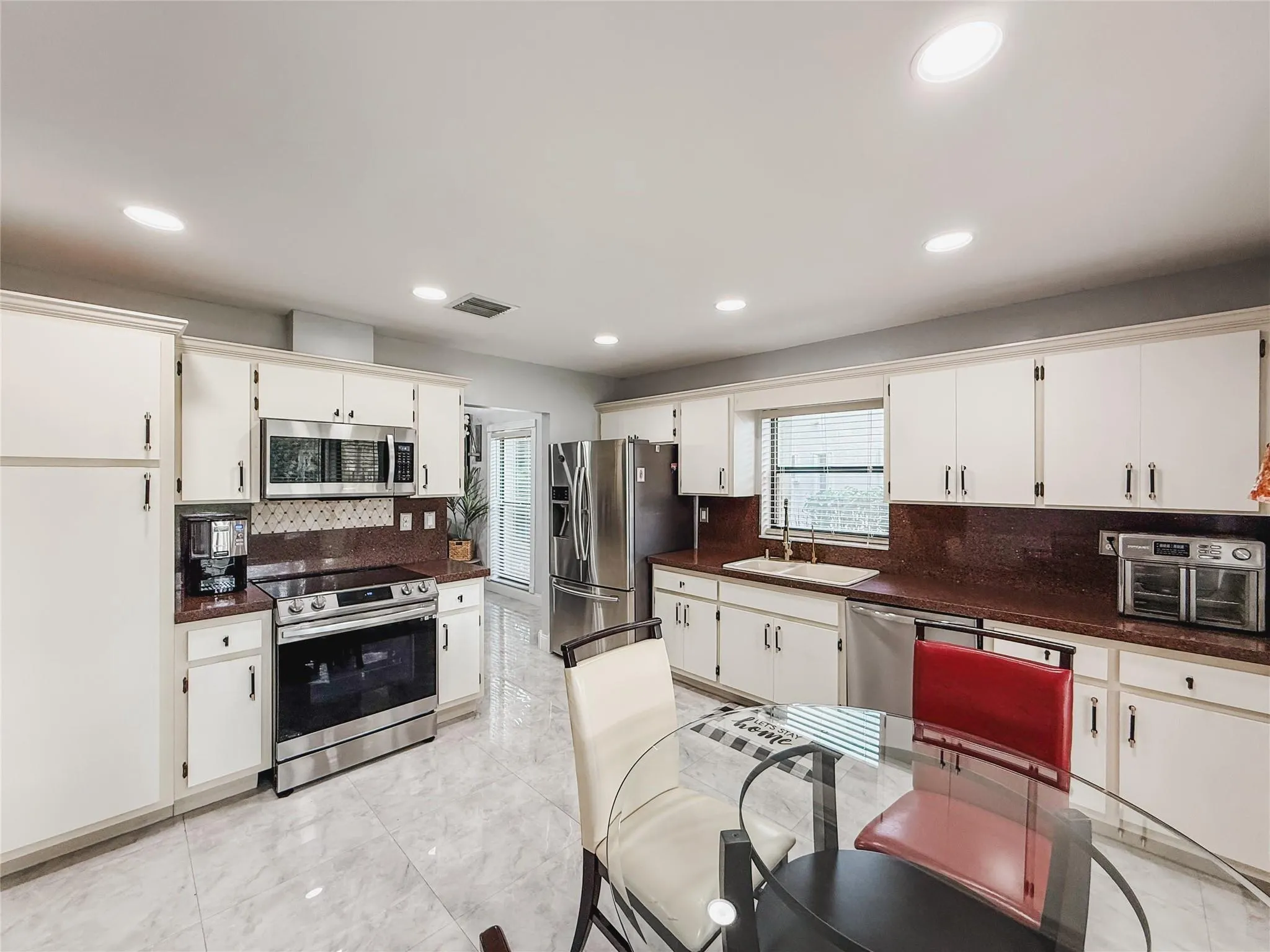1450 Lakeview Cir