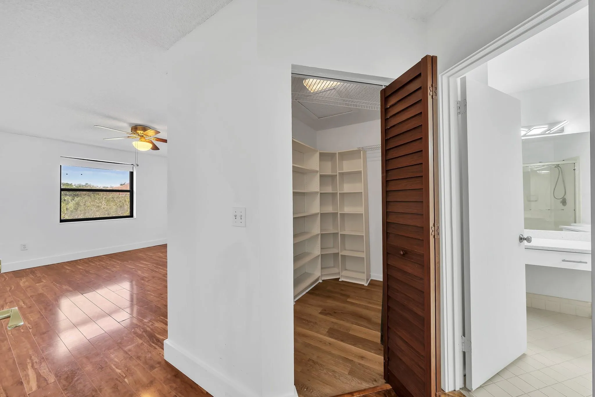 4111 Coral Tree Cir, #324