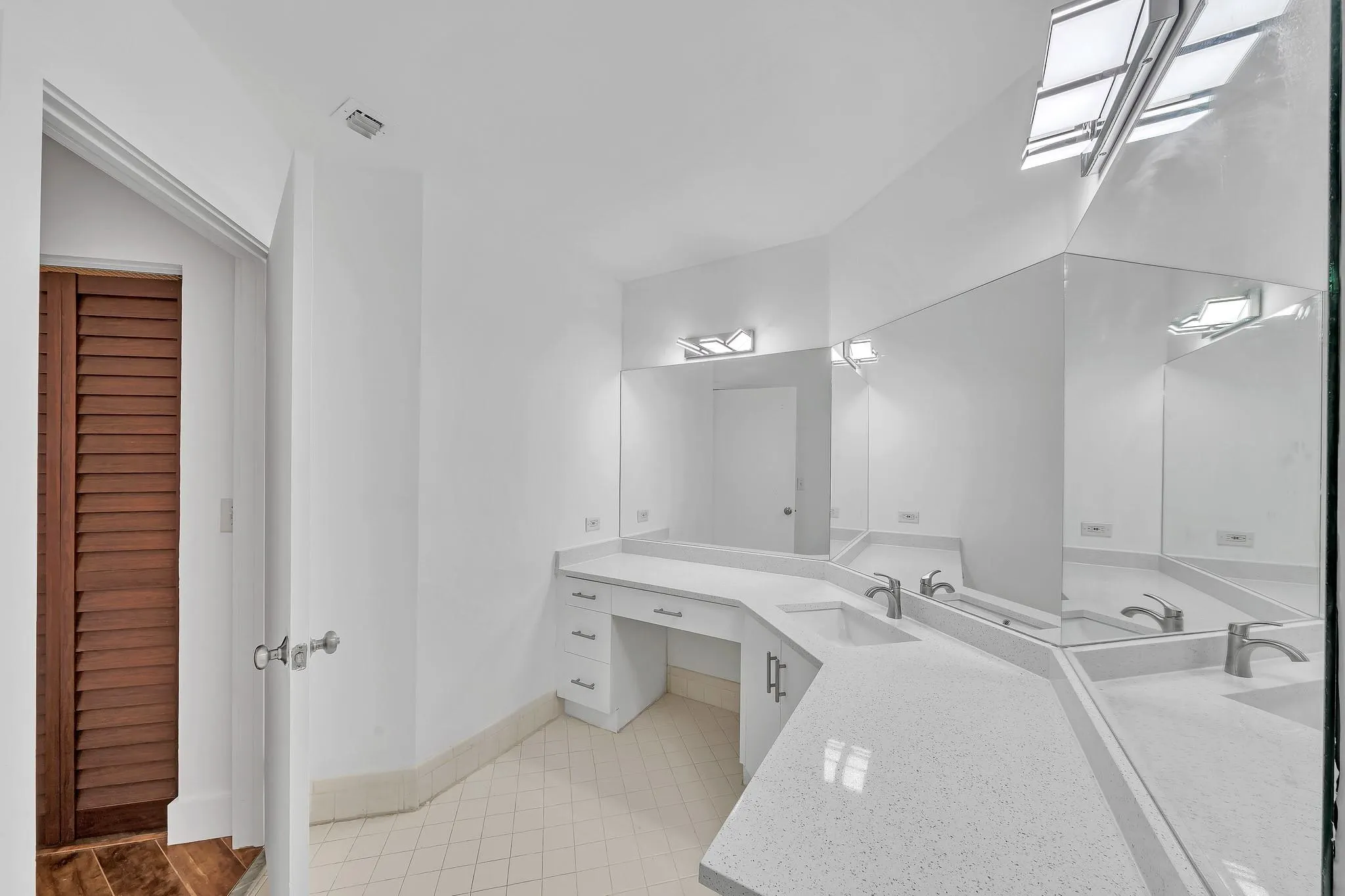 4111 Coral Tree Cir, #324