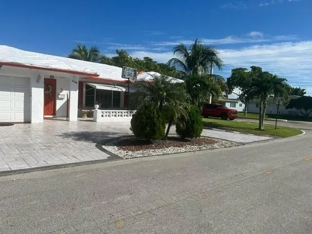 7001 NW 76th Ct