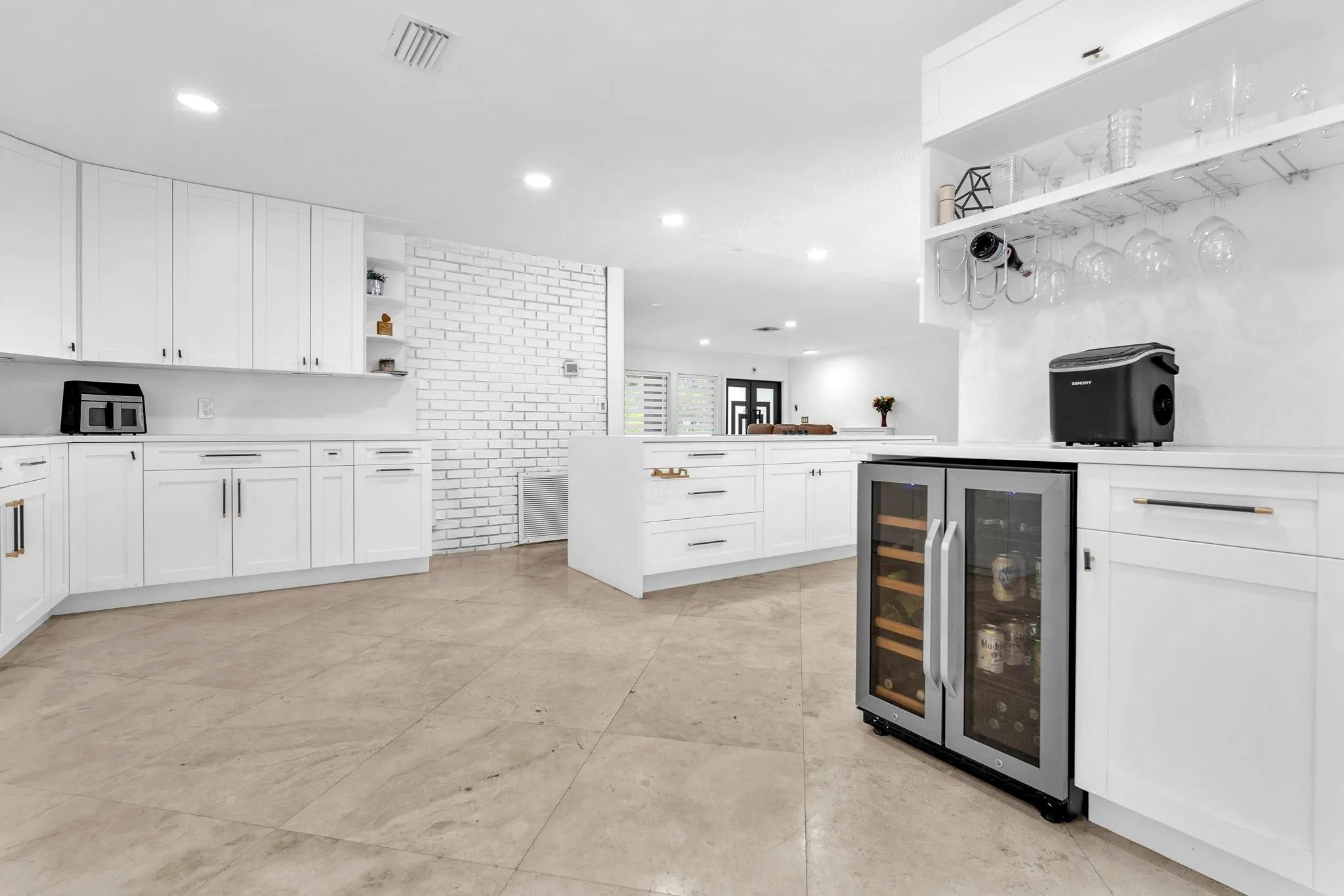 11800 NW 25th St