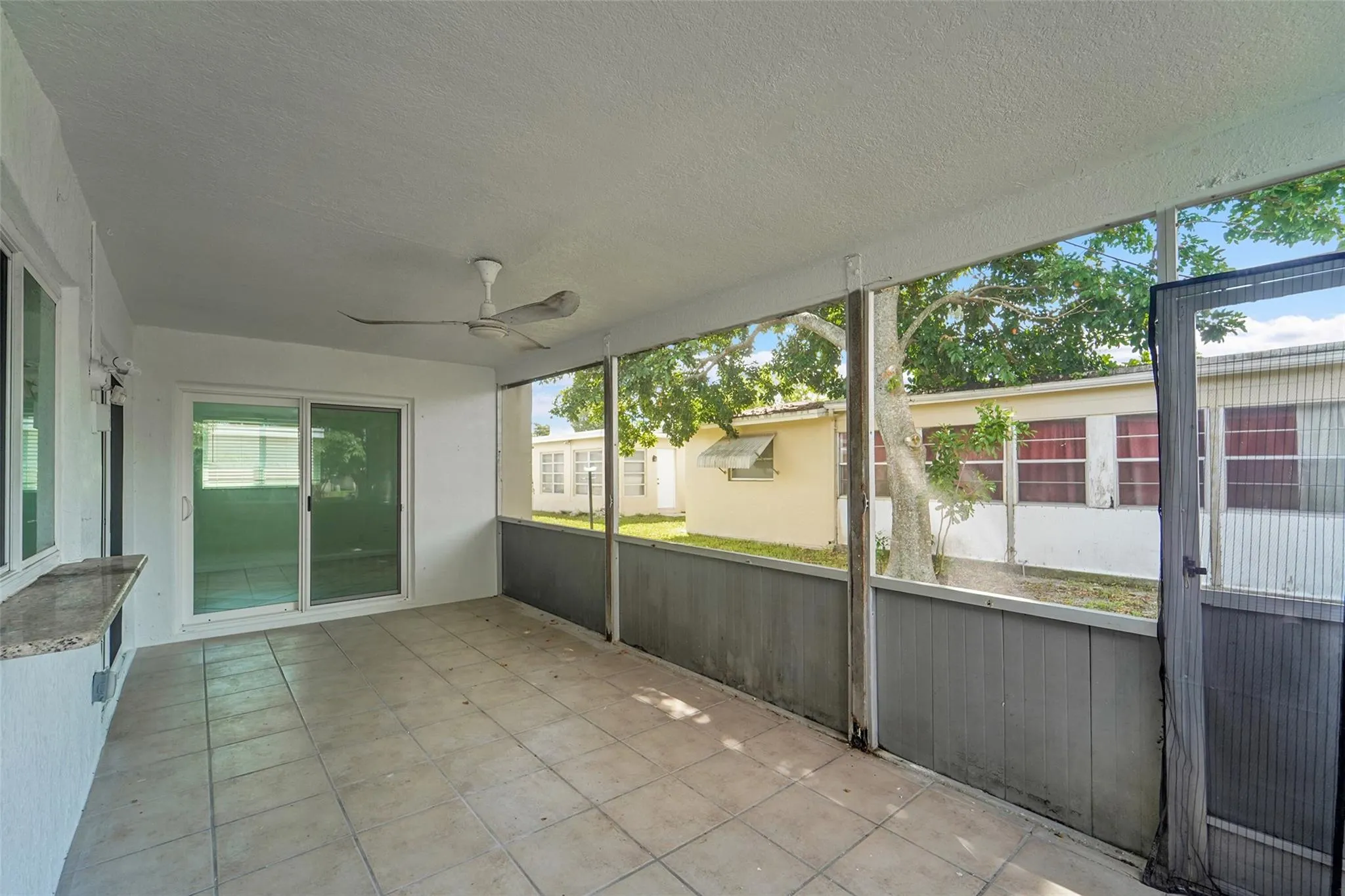 960 NW 49th St