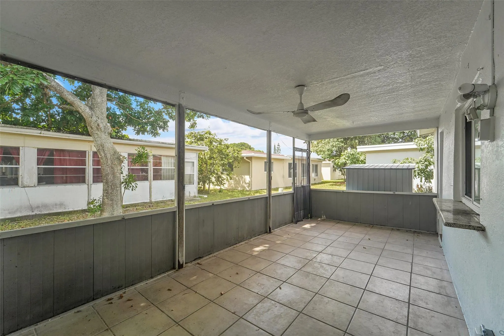 960 NW 49th St
