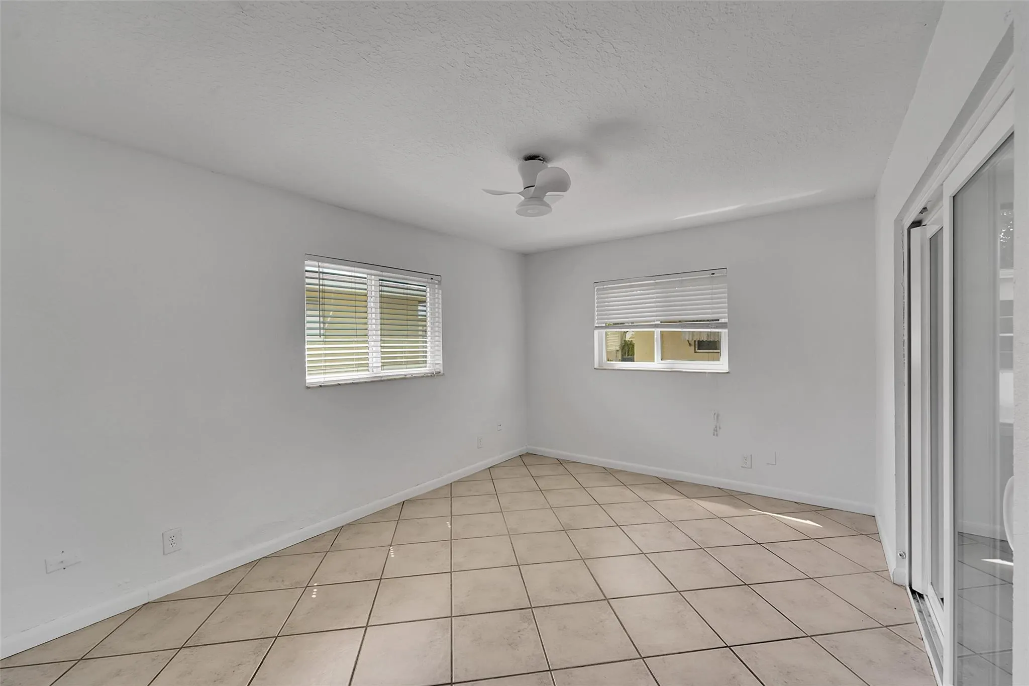 960 NW 49th St