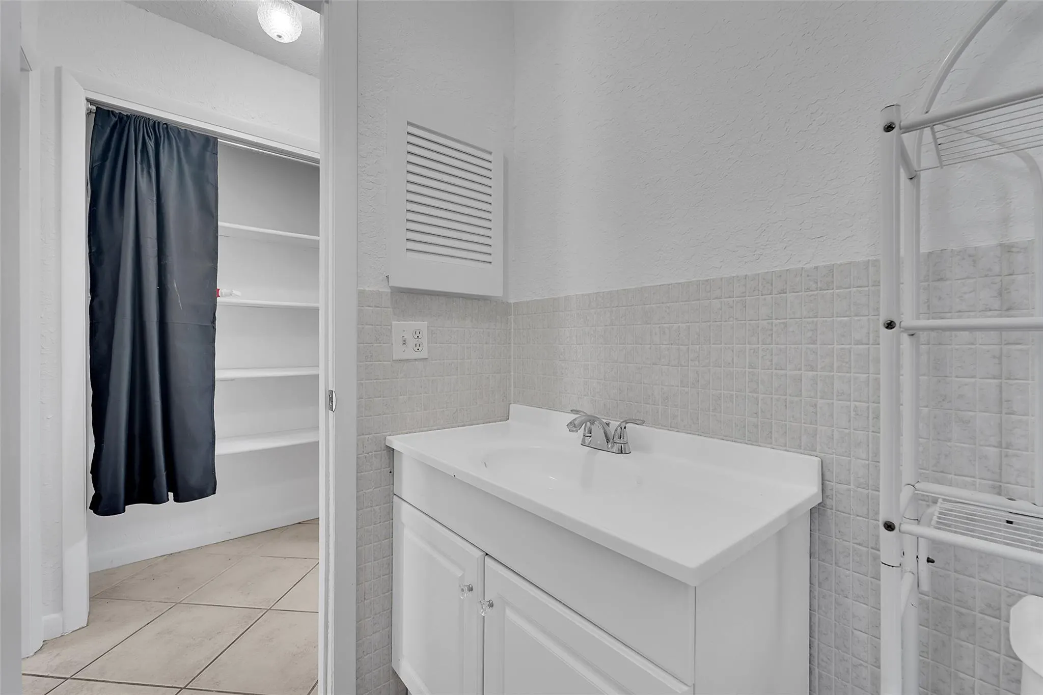960 NW 49th St