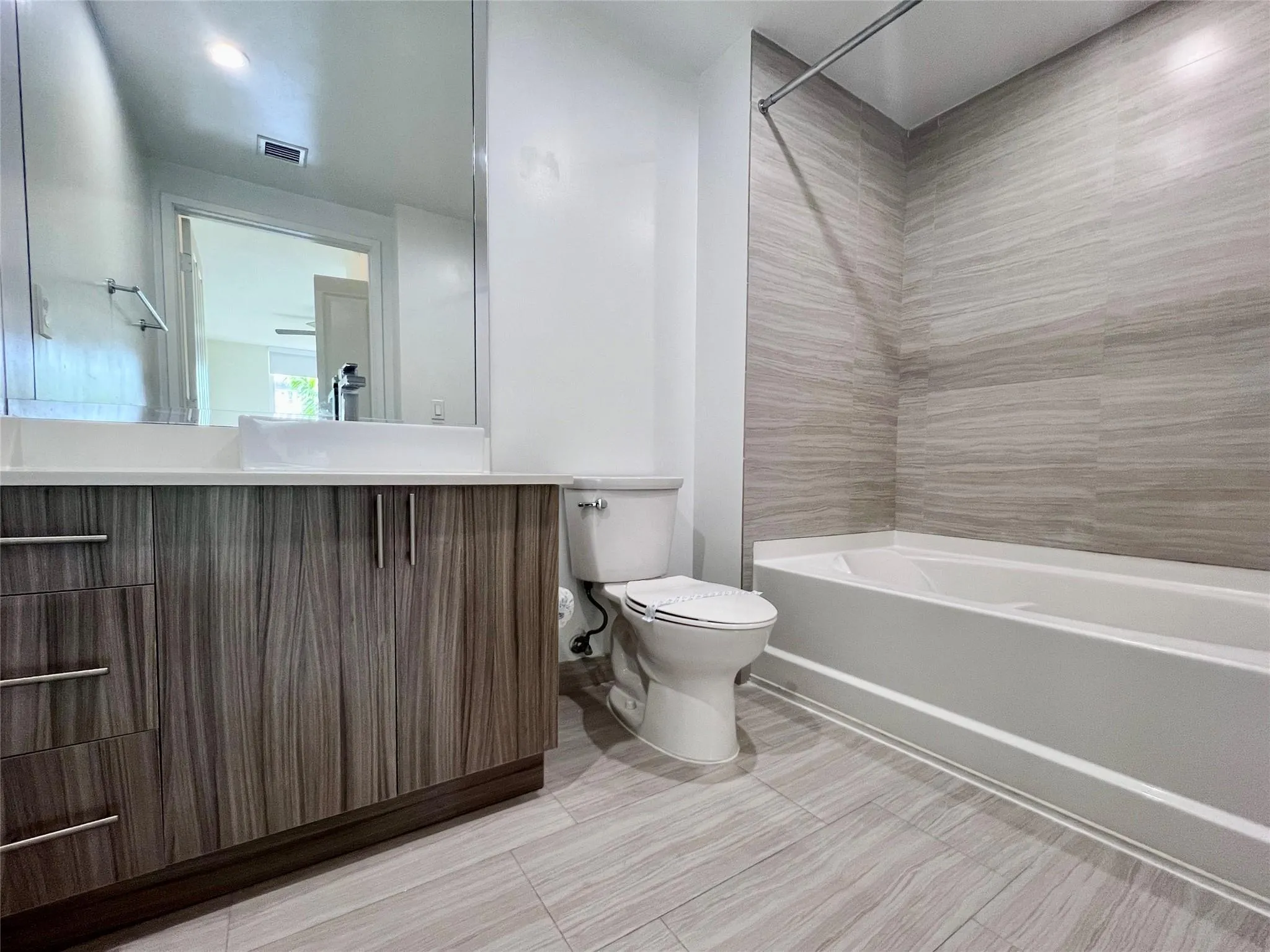 601 NE 39th St, #205