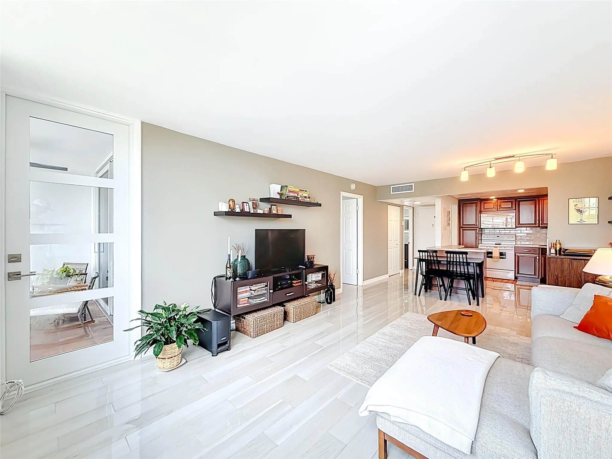 2741 Taft St, #307