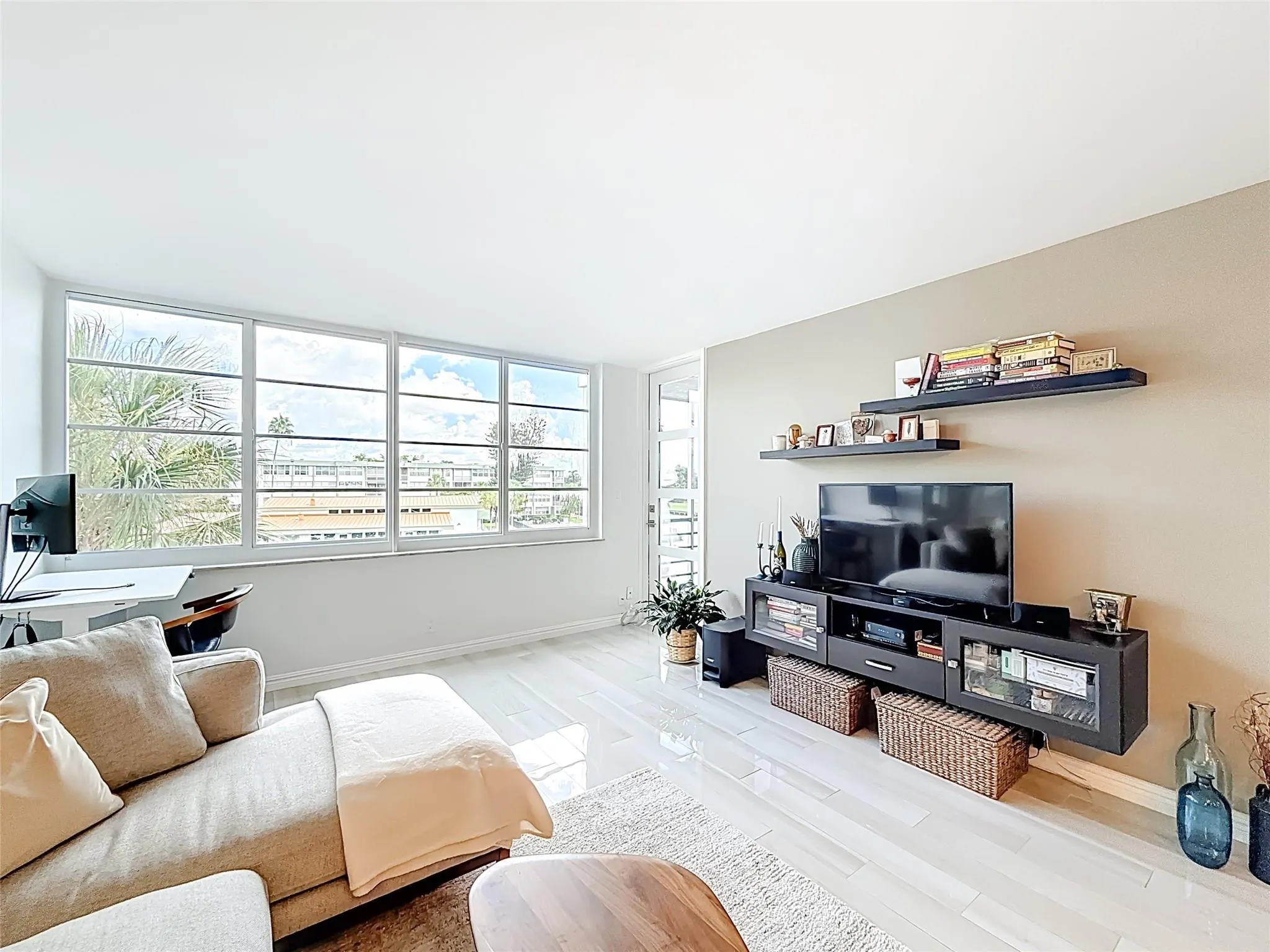 2741 Taft St, #307