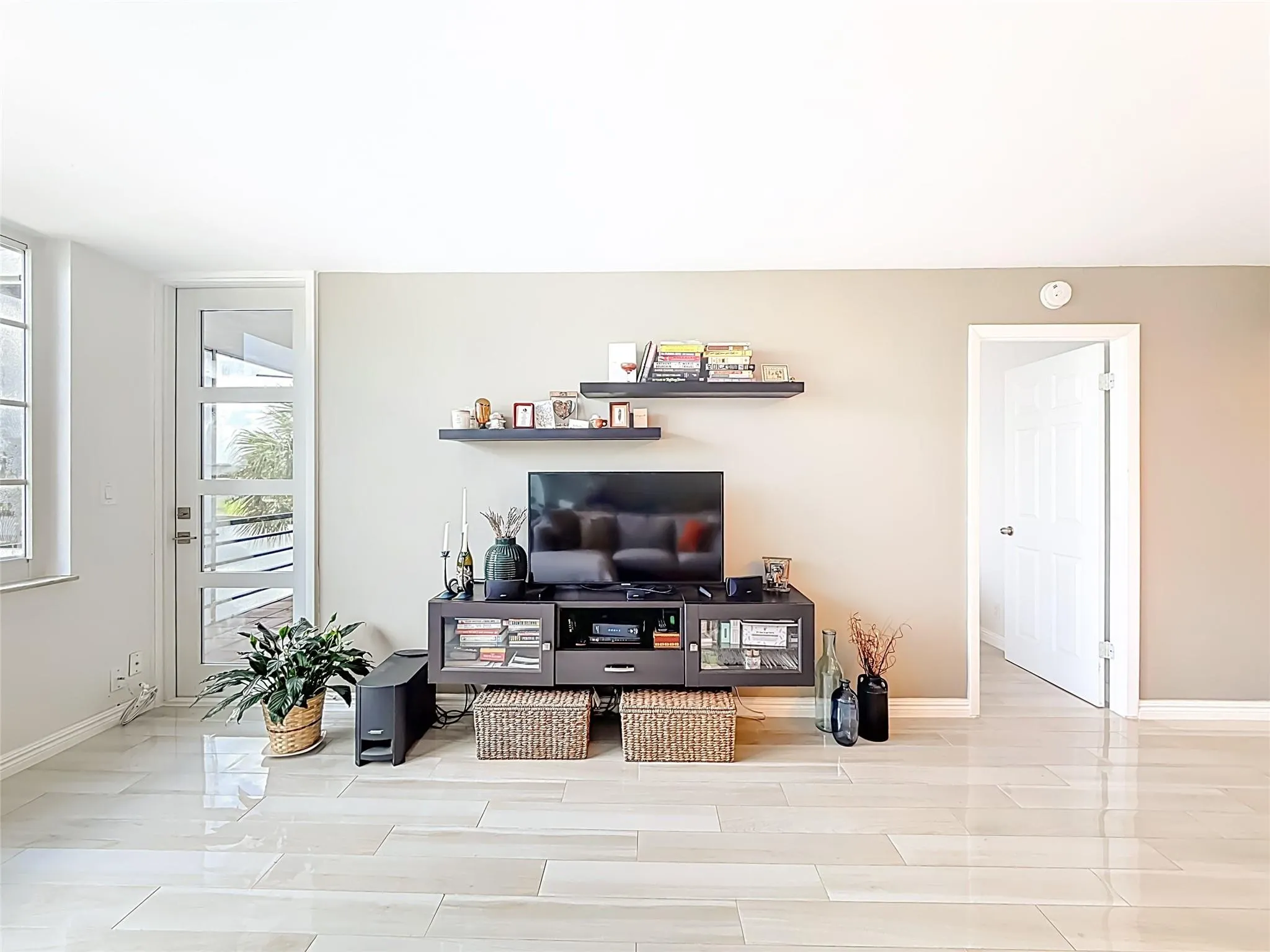 2741 Taft St, #307