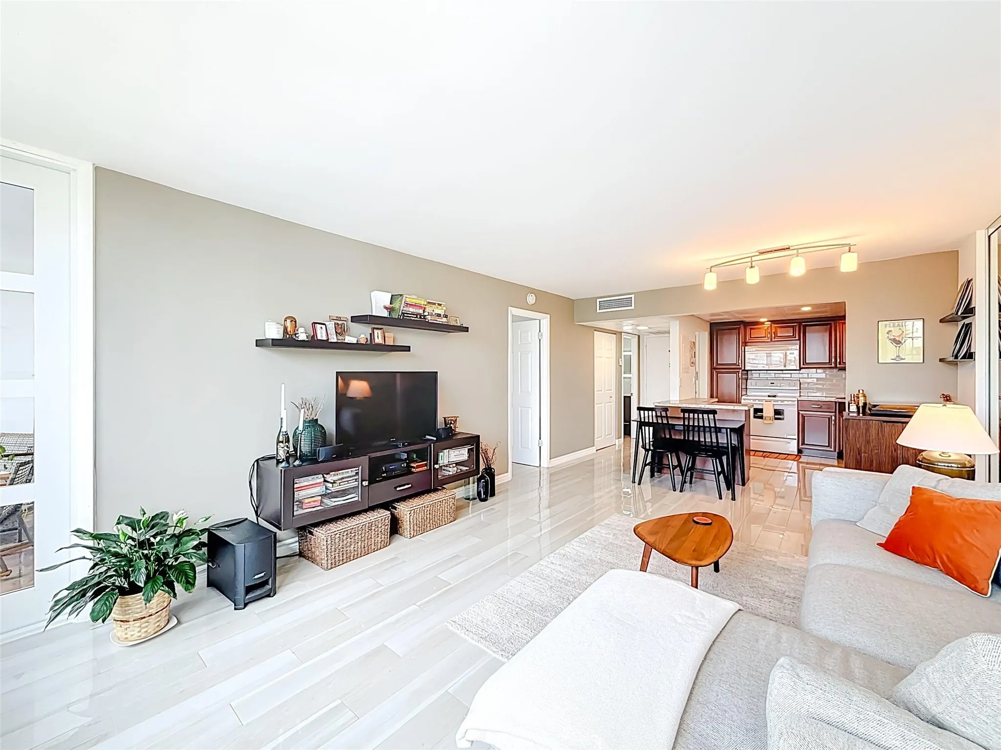 2741 Taft St, #307