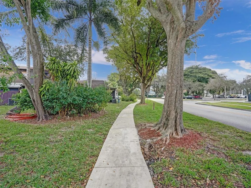 6837 SW 39th Dr