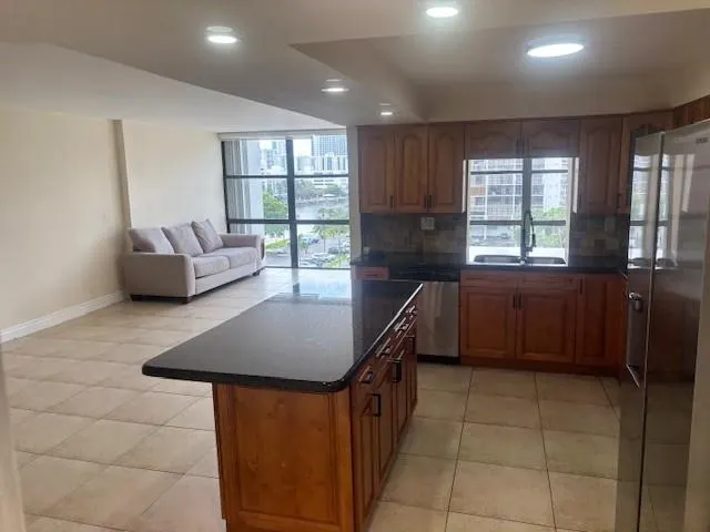 800 Parkview Dr, #714