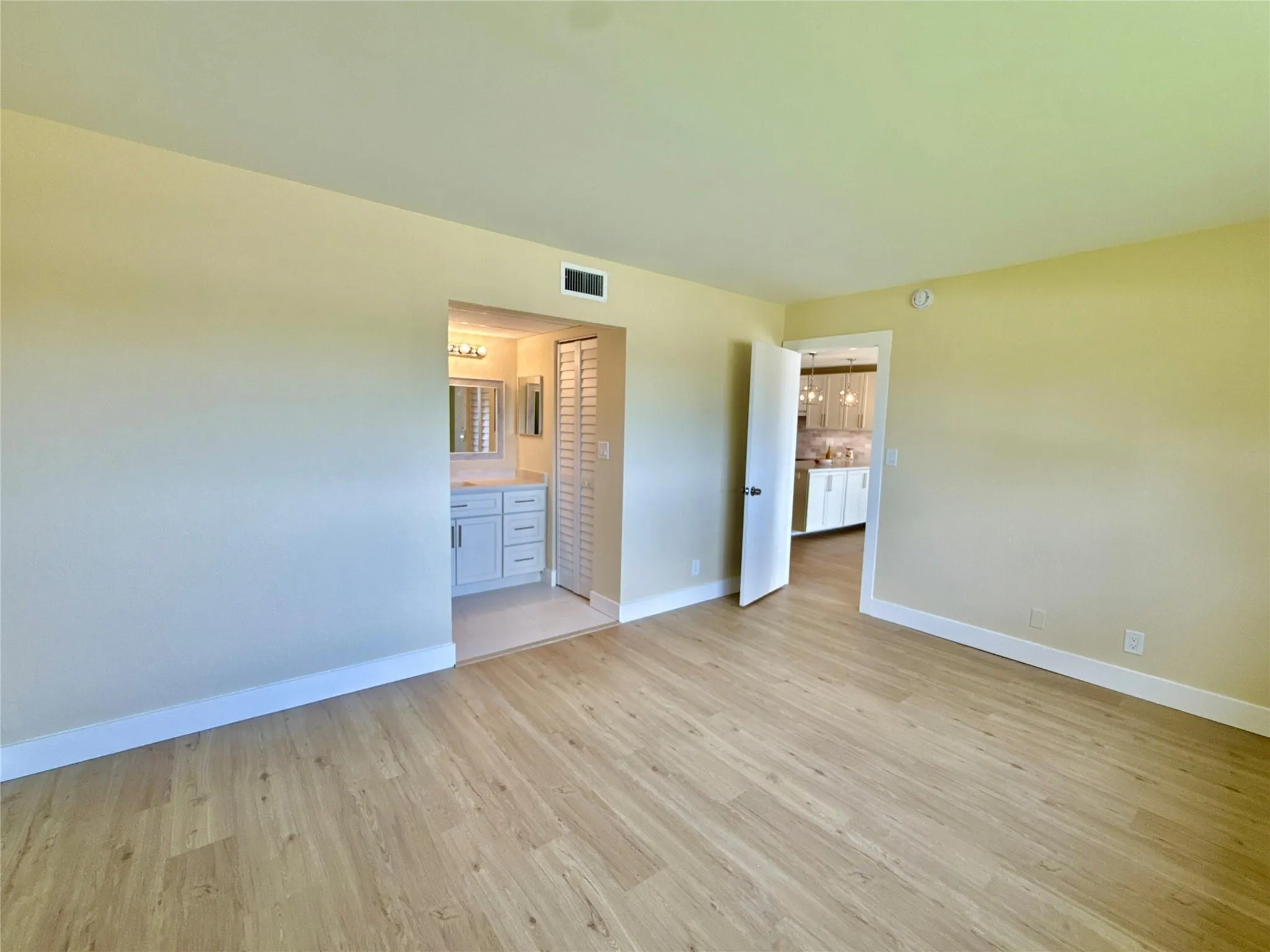 7887 Golf Circle Dr, #211