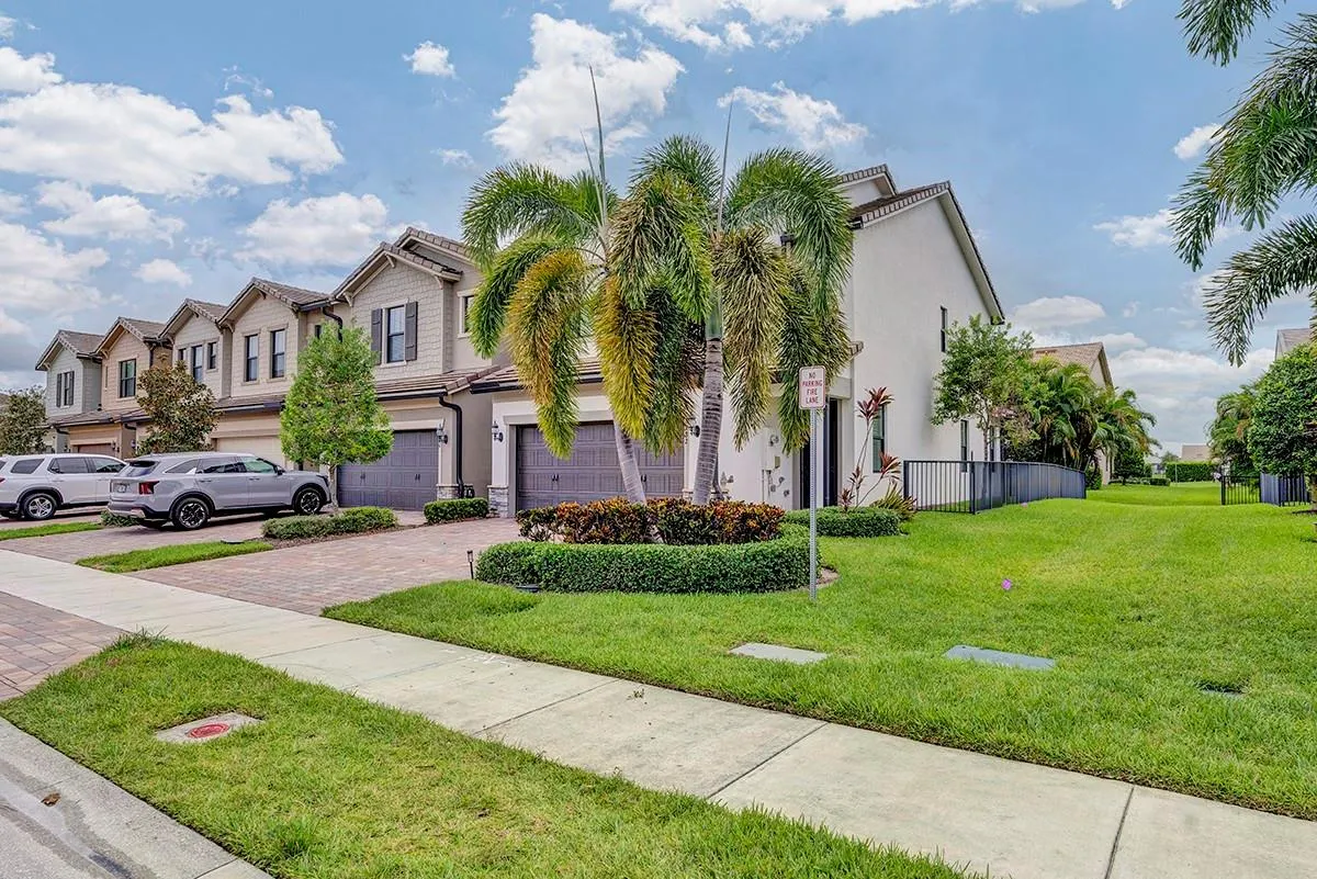 8282 Cadre Noir Rd