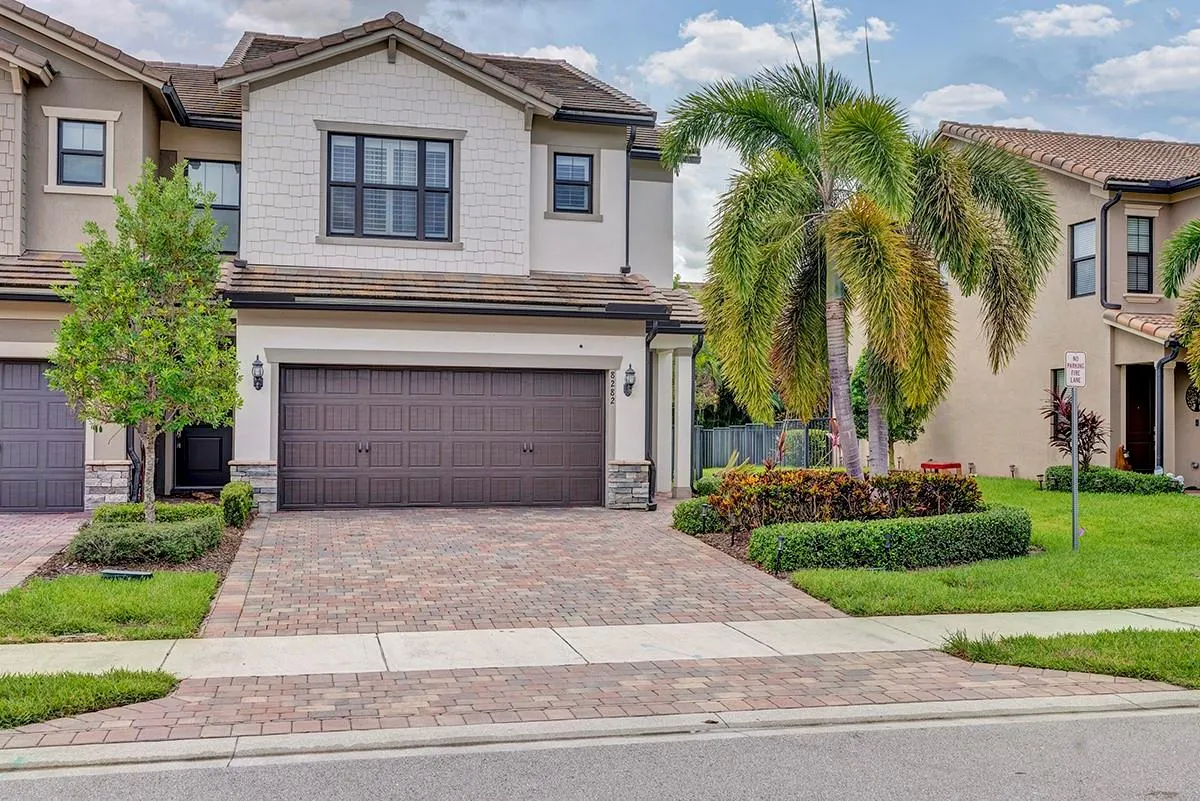 8282 Cadre Noir Rd