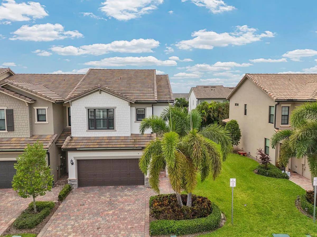 8282 Cadre Noir Rd