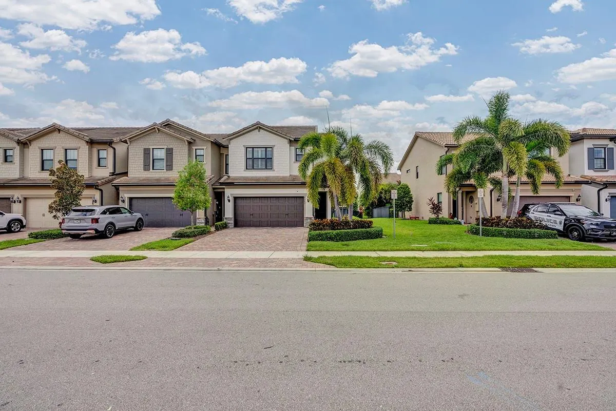 8282 Cadre Noir Rd