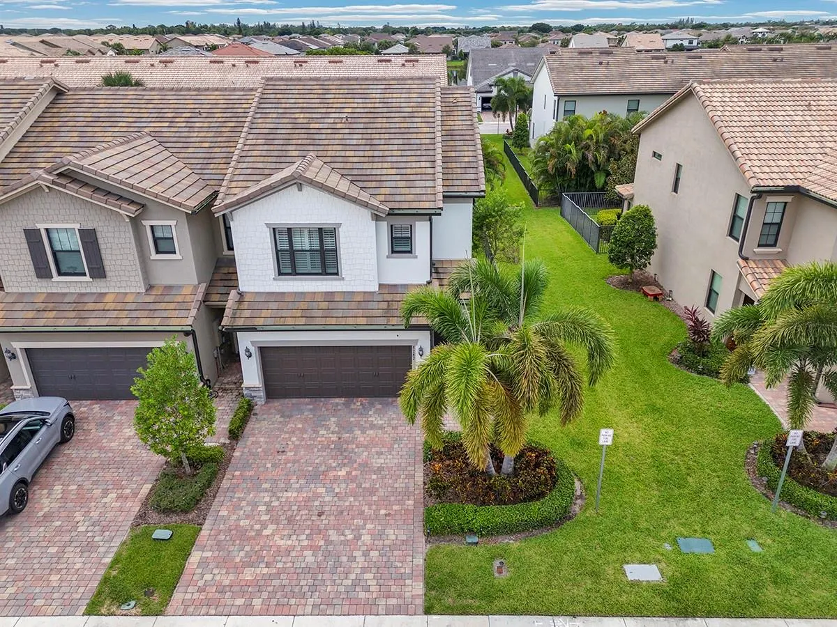 8282 Cadre Noir Rd