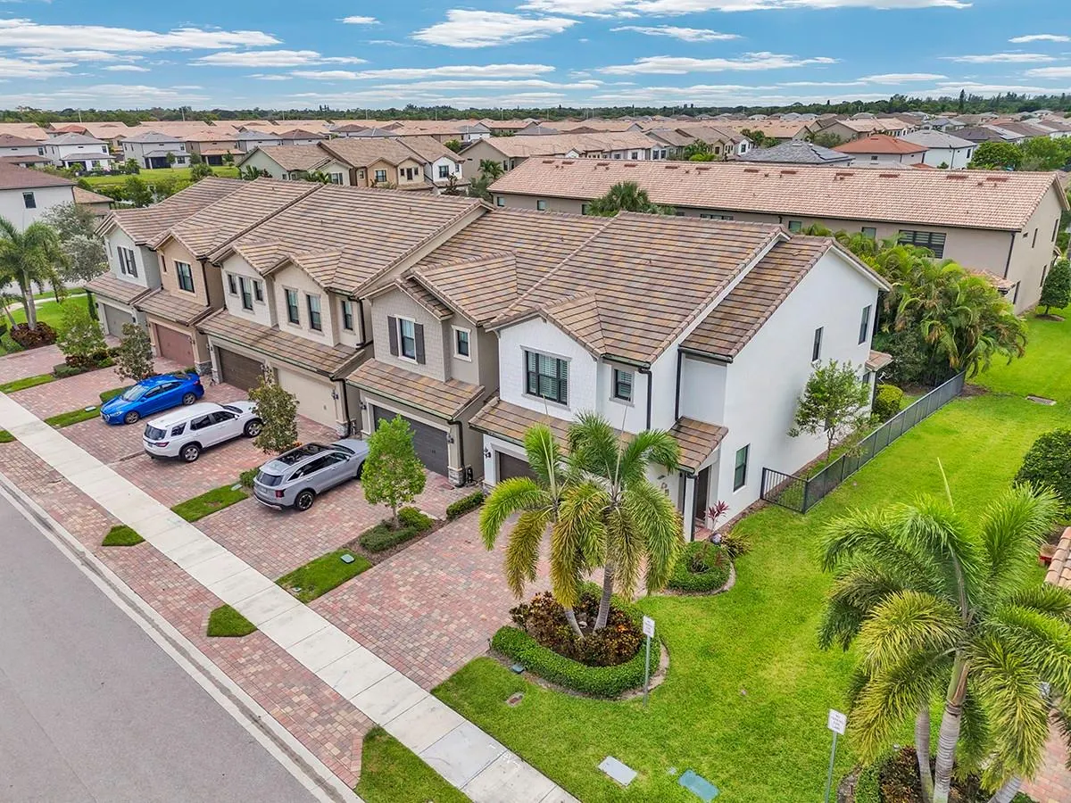 8282 Cadre Noir Rd