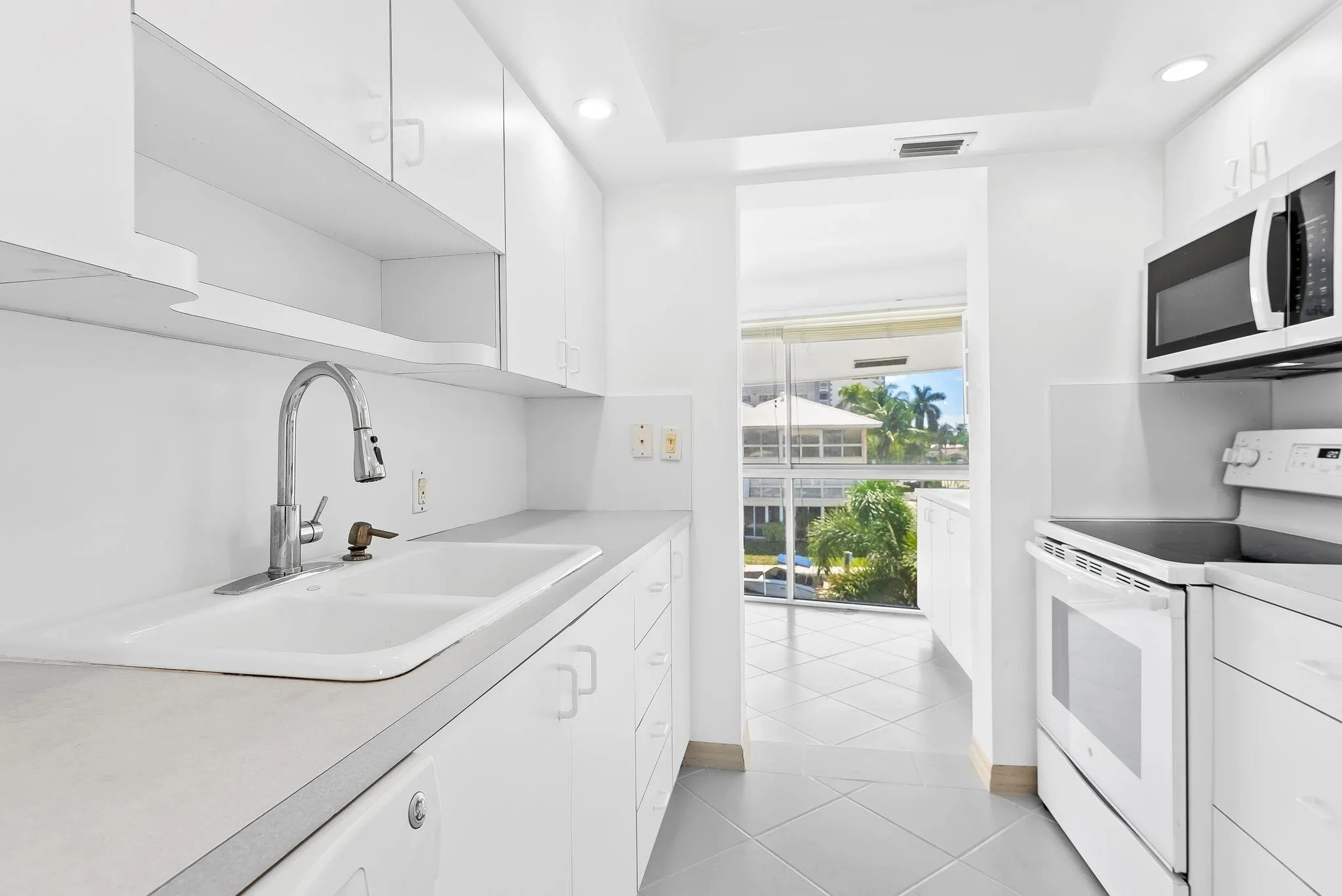 3050 NE 48th St, #309