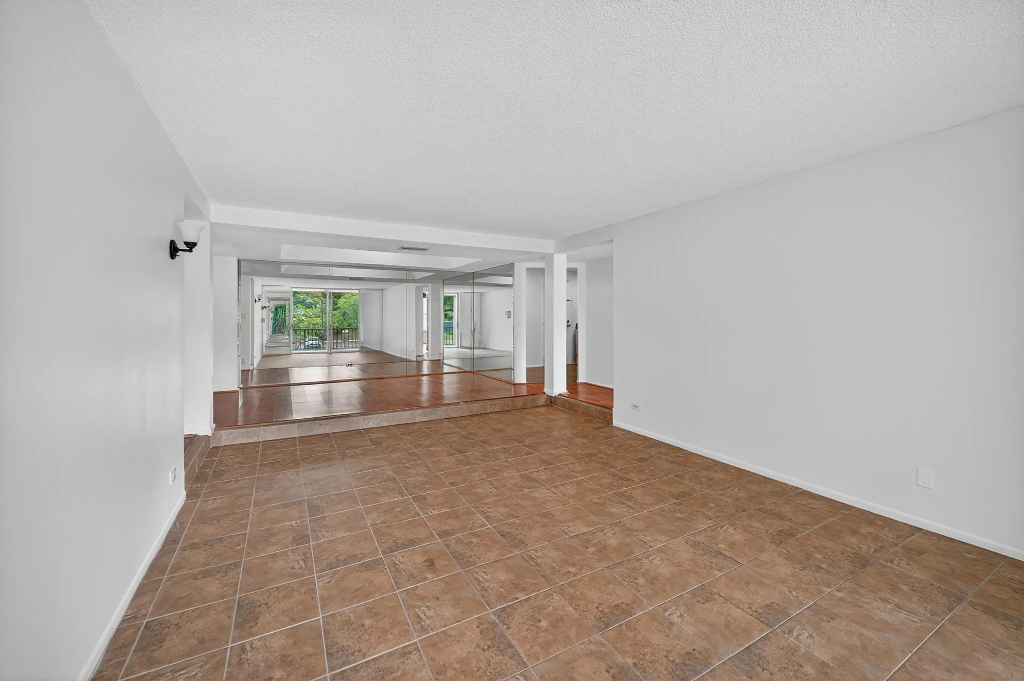 3750 Inverrary Dr, #2V