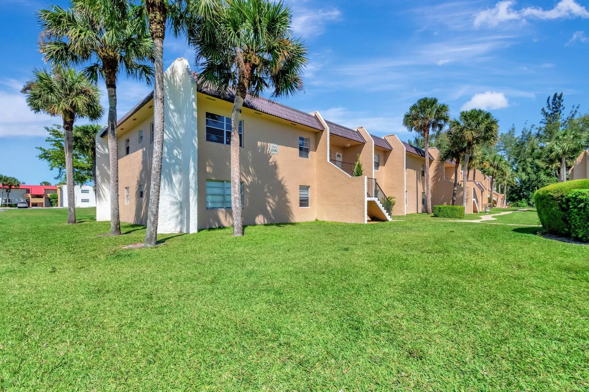 100 Lake Meryl Dr, #201