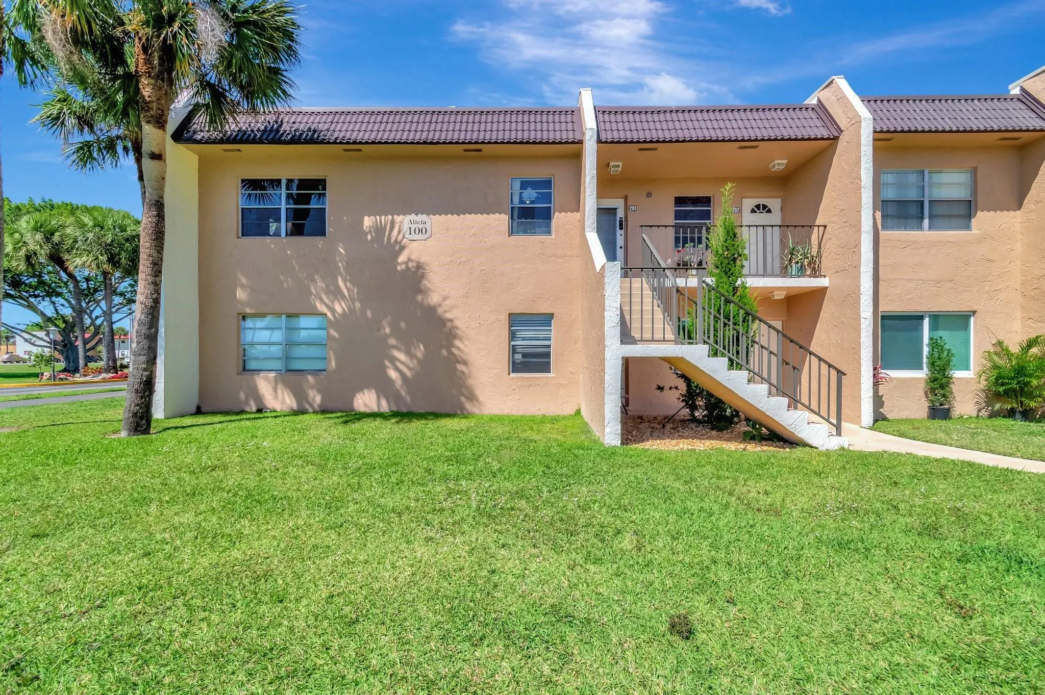 100 Lake Meryl Dr, #201