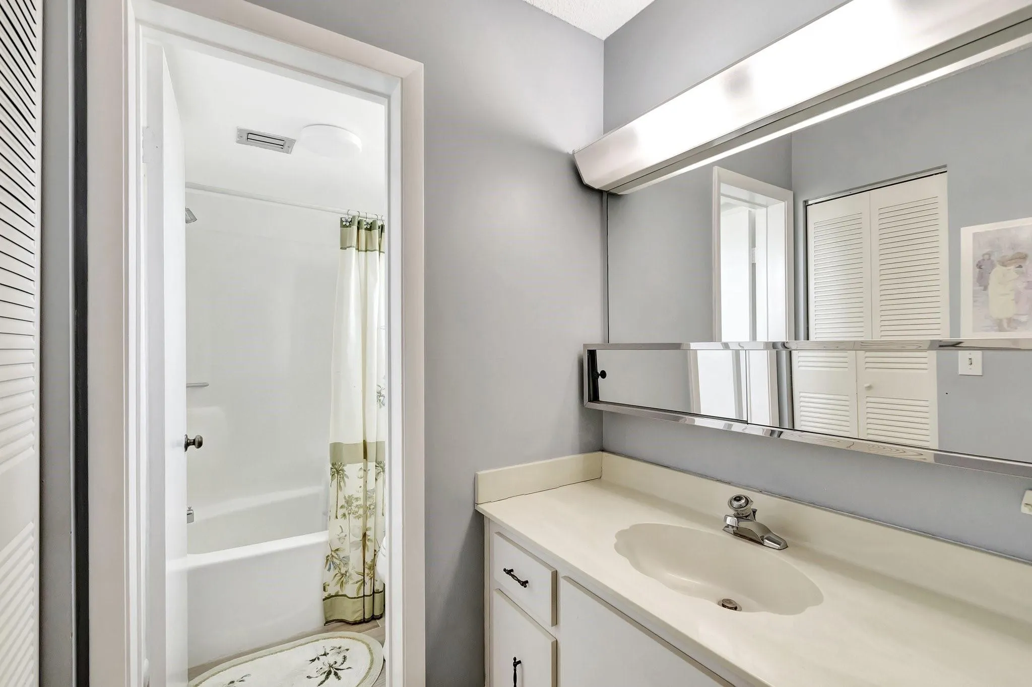 100 Lake Meryl Dr, #201