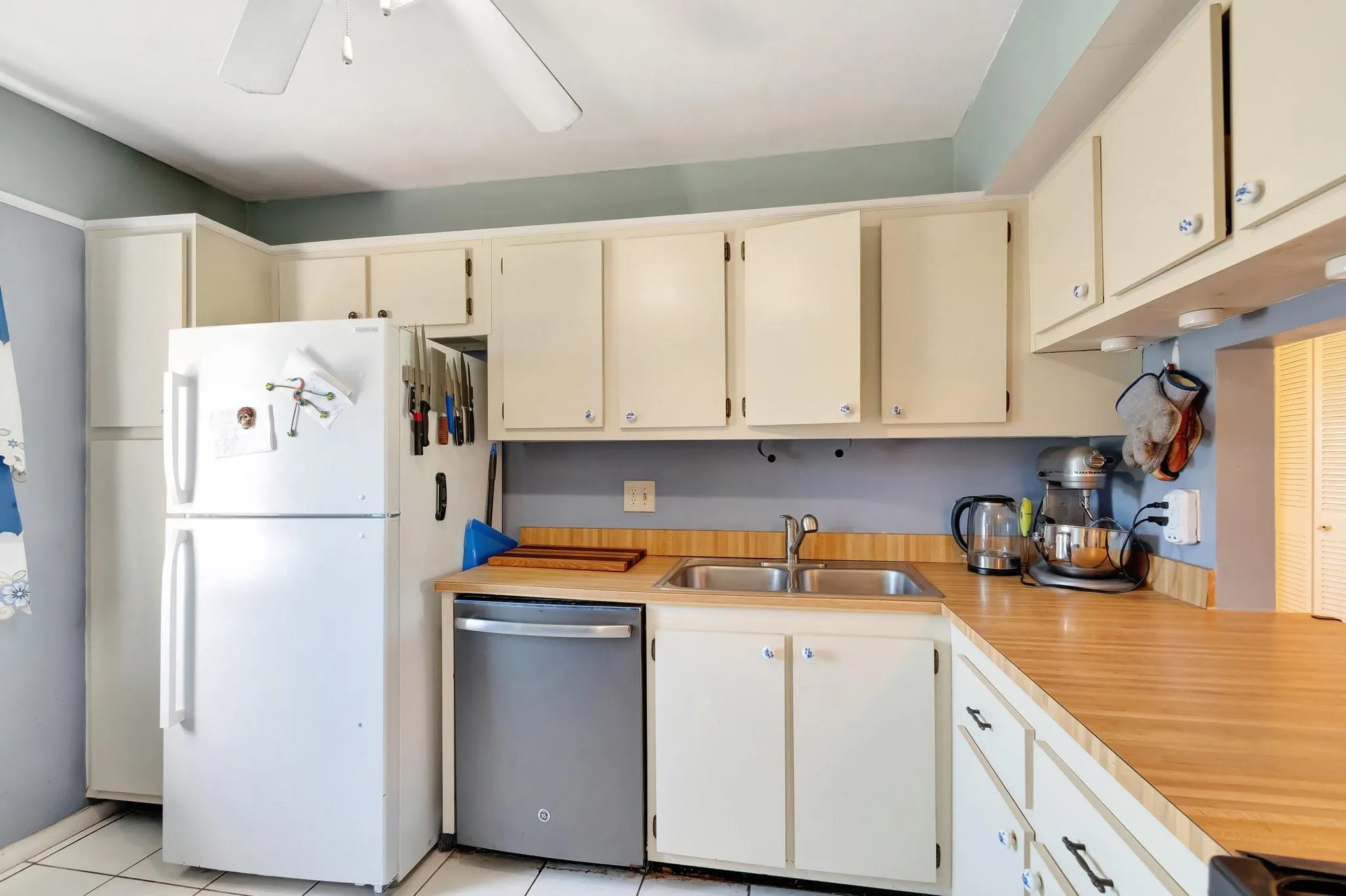 100 Lake Meryl Dr, #201