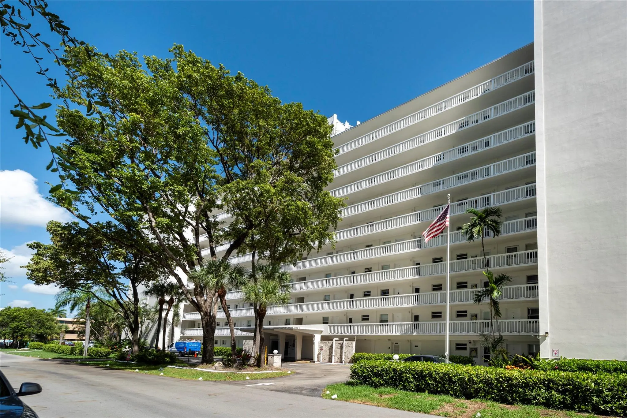 2555 NE 11th St, #902