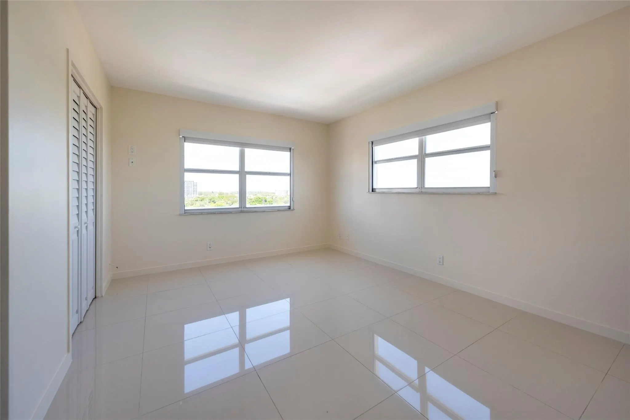 2555 NE 11th St, #902